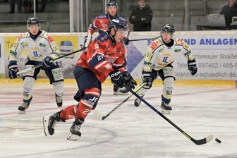 Einstand mit Kantersieg: So tickt der neue Allrounder der Eishockey-Wölfe im Erzgebirge - Der Schönheider David Novotny (vorn) steuerte zwei Tore zum Kantersieg der Wölfe bei.