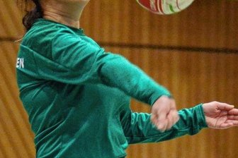 Einstand nach Maß für Waldkirchen - Waldkirchens Nicole Degelmann beim Zuspiel. 