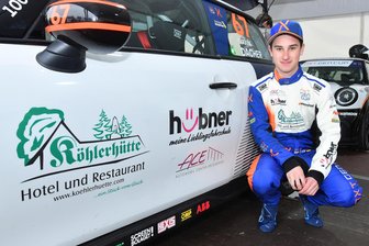 Einstand nach Maß: Motorsportler aus dem Erzgebirge fühlt sich im DTM-Zirkus pudelwohl - Nächster Karriereschritt: Maxim Felix Dacher aus Schwarzenberg startet dieses Jahr in der Elektro-Autorennserie NXT-Gen-Cup, die im Rahmen der deutschen Tourenwagenmeisterschaft ausgetragen wird.