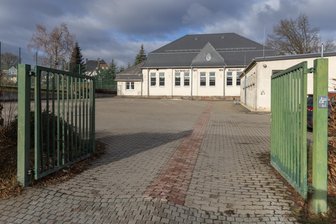 Einstige Flüchtlingsunterkunft im Erzgebirge: Turnhalle wird endlich für Sportvereine saniert - Die Turnhalle Meinersdorf ist geräumt. Die Gemeinde will die Einrichtung nun für Sportvereine sanieren.