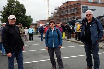 Einstige Gartenschau-Führer bedienen viele Freizeitsparten - Die Gästeführer Dieter Grünert, Petra Rößler und Jürgen Rößler (v. l.) vorm Start ihrer diesjährigen Herbstwanderung. Insgesamt hat die Arbeitsgruppe 16 Mitglieder, die auf verschiedenen Gebieten aktiv sind.