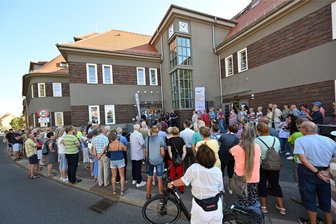 Einstige Poliklinik am Roten Weg: Freiberger haben ihr Ärztehaus zurück - In Freiberg nutzten Besucher den Tag des offenen Denkmals, um dem modernen Ärztehaus, früher eine Poliklinik, einen Besuch abzustatten. Das Interesse war ab 10 Uhr sehr groß.