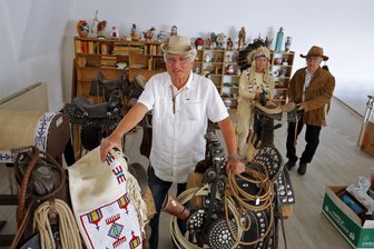 Einstige „Rakete“ in Hohenstein-Ernstthal wird zur Westernschau - Eine große Sammlung Westernsattel soll künftig in den neuen Vereinsräumen der Silberbüchse auf der Dresdner Straße gezeigt werden. Vereinschef Erich Homilius (links) will auch multimediale Angebote in die Ausstellung integrieren.