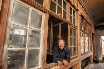 Einstige Rathaus-Fenster zieren jetzt in Plauen die Handwerkerhäuser - Thomas Meßmeringer ist in den Handwerkerhöfen in der Elsteraue Hausmeister und die kreative Seele rund um den Bau. Seit mehr als sechs Jahren engagiert er sich vor Ort. Aus den alten Fenstern des Neuen Rathauses konstruierte und baute er unter anderem diesen Raumteiler, der zwei Werkstätten voneinander abtrennt. 
