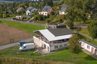 Einstige Schwimmbadgaststätte im Erzgebirge wird mehr und mehr zum Jugendtreff - Der Umbau der früheren Schwimmbadgaststätte in Thum zum Jugendtreff ist in vollem Gange.