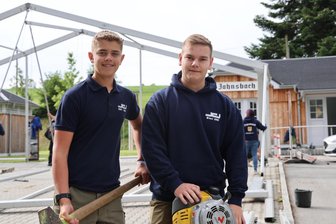 Einstiger Bahnhof im Erzgebirge wird zur Partyzone - Halfen am Donnerstag beim Aufbau des Festzelts mit: Luca Becker (l.) und Kilian Harnisch.