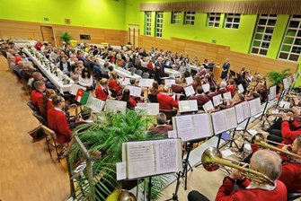 Einstiger Hotspot Bernsdorf: Gedenken an Corona-Opfer und Blick nach vorn - Das Jugendblasorchester Bernsdorf und die "Spätlese" sorgten gemeinsam für die Musik in der Kultur und Sporthalle, es sprach Bürgermeisterin Roswitha Müller (FDP). 