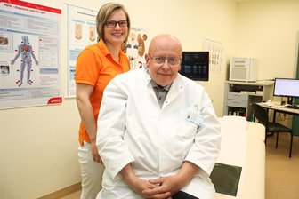 Einstiger Reichenbacher Radiologe ist in Greiz ein gefragter Mann - Radiologe Axel Scurt mit Assistentin Melanie Stark an seiner neuen Wirkungsstätte in Greiz.