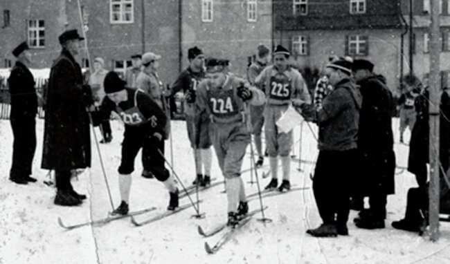 Einstiger "Schnee-Triathlon" wird zum 100. Mal ausgetragen - In den 1960er-Jahren befand sich der Start des Schwartenberglaufs noch mitten in Neuhausen. Mittlerweile ist Bad Einsiedel der Start- und Zielbereich dieser traditionsreichen Veranstaltung. 
