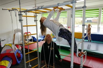 Einstiges Chemiezimmer der Krumhermersdorfer Schule verwandelt sich zum Indoorspielplatz - Auch die Enkelin von Sylvia Reichel, der stellvertretenden Vorsitzenden des Vereins „De Schul'“, genießt es, sich auf dem neuen Indoorspielplatz auszutoben.