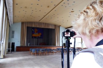 Einstiges Kulturhaus im Erzgebirge erweist sich als Schatzgrube für Lost-Place-Fotografen - Der große Veranstaltungssaal im Borstendorfer Kulturhaus war am Sonntag ein beliebtes Fotomotiv.