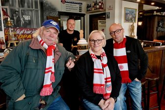 Einstimmen im „Alois“: FSV-Fans hoffen auf Sieg gegen Eilenburg - Einstimmen aufs Heimspiel im „Alois“ (v. l.): Stephan „Scholle“ Scholz, Birgit Fröhlich und Heiko Fröhlich am Tresen.
