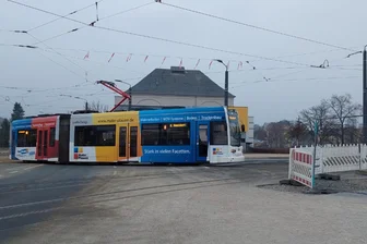 Einstündiger Stromausfall in Plauen am Sonntagnachmittag - das war der Grund - Die Straßenbahn stand wegen des Stromausfalls zwischen Stadtbad und Elsterbrücke still.