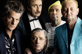 Einstürzende Neubauten mit neuem Album - Blixa Bargeld im Interview - Die Einstürzenden Neubauten mit Blixa Bargeld (Mitte vorn).