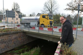 Einsturz der Dresdner Carolabrücke sorgt in einem Dorf bei Oederan für Unruhe - Martin Schubert befürchtet, dass die Ortsdurchfahrt von Gahlenz bald gar nicht mehr für Autos nutzbar sein könnte.
