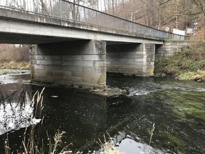 Einsturzgefährdete Brücke über die Weiße Elster: Ein Versäumnis der Kreisbehörde? -