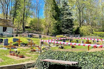 Einsturzgefährdete Gräber in Waschleithe werden verfüllt - Einsturzgefährdete Gräber auf dem Friedhof Waschleithe werden verfüllt.