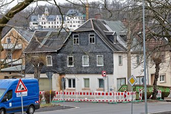 Einsturzgefährdetes Haus in Lichtenstein: Passiert endlich etwas? - Das Gebäude am Neumarkt im Lichtensteiner Ortsteil Callnberg ist großräumig abgesperrt. Dabei wurden Stadt und Landratsamt aktiv.