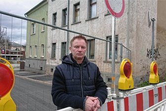 Einsturzgefährdetes Haus in Zwickau: 20.000 Zierfische drohen zu verhungern - Michael Günnel vor seinem Haus an der Olzmannstraße. Die weiße Seite soll abgerissen werden, obwohl dort noch 20.000 Zierfische sind.