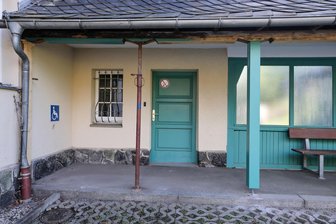 Einsturzgefahr am Callenberger Rathaus? Deshalb stützen Stahlträger den Zugang - Stahlstütze am Hintereingang des Rathauses Falken. Rechts eine erneuerte Holzstütze.