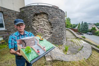 Einsturzgefahr: Erzgebirger kämpfen um jeden Euro, um maroden Schuleingang zu retten - Jürgen Melzer vor dem lädierten Original des Rondells der Oberschule Auerbach - mit seinem Modell inklusive eingebauter Spendenbox.