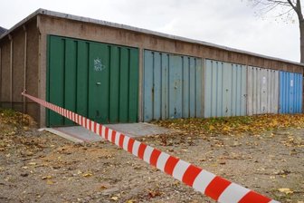Einsturzgefahr in Zwickau: Autos müssen künftig auf der Straße parken - Diese fünf Eigentumsgaragen an der Straße Am Fuchsgraben sind ab sofort gesperrt und müssen demnächst abgerissen werden.