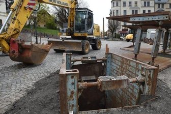 Einsturzgefahr: Limbacher Markt für Kraftfahrzeuge gesperrt - Nach einem Kanaleinbruch (im Bild) ist der Limbacher Markt seit gestern für Kraftfahrzeuge gesperrt.