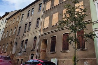 Einsturzgefahr: Plauen gibt für Ruine viel Geld aus - Das einsturzgefährdete Haus an der Julius-Fucik-Straße 23 (hinterm Bäumchen) soll demnächst abgerissen werden.