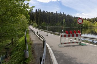 Einsturzgefahr: Wie lange die Staatsstraße am Schwarzen Teich im Erzgebirge gesperrt bleibt - Nichts geht mehr seit rund zwei Monaten auf der S 222 am Schwarzen Teich zwischen Elterlein und Geyer. Der Damm, über den die Staatsstraße verläuft, weist Schäden auf.