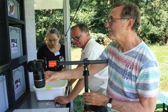 Eintagsfliege, lass dir in die Augen schaun: Warum sich der Landschaftspflegeverband Westsachsen Hilfe von Fotografen holt - Peggy Stöckigt vom Landschaftspflegeverband testet mit den Hobbyfotografen Reinhard Wolf und Klaus Pöpperl (von links) einen Versuchsaufbau für die Makrofotografie.