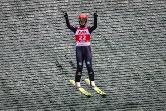 Eintagsfliege oder endlich Weltklasse? Wie Sachsens Ski-Adler Martin Hamann wieder in die Erfolgsspur fand - Martin Hamann zeigt es beim Sommer-Grand-Prix in der heimischen Vogtland-Arena als Sechster an: "Ich bin wieder da!"