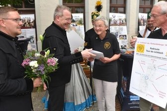 Eintauchen in den Bergbau - Stellvertretend für den Verein IV Lichtloch des Rothschönberger Stollens nimmt Dr. Sabine Hönig von Oberbürgermeister Sven Krüger den Preis entgegen.