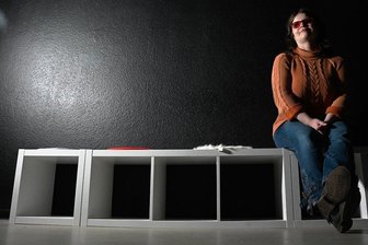 Eintauchen in die Lebenswelt von blinden und sehbehinderten Menschen: Ausflug ins dunkle Reich der Sinne - Yvonne Jurentschk im Vorraum zum Sinn-Reich. Dort beginnt der Ausflug ins Unbekannte. In den eigentlichen Räumen darf nicht fotografiert werden. Es wäre auch zu dunkel.