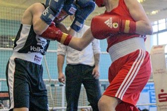 Eintracht-Boxer überzeugen - Ron Lesser (rechts) erkämpfte im Kadettenvergleich bis 40 Kilogramm einen 3:0-Punktsieg gegen Reik Bunge von der SG Breitenbrunn.
