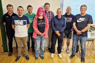 Eintracht Fraureuth: Vorstand stellt sich neu auf - Die neu gewählten Verantwortungsträger des VfB Eintracht. Von links: Reiner Schumann (Vorsitzender Verwaltung), Armin Sonntag (Vors. Sport), Willy Schumann, Jana Schlichthar, Steffen Sorber (Vors. Technik), Antje Creutziger, Sascha Beckmann (Vors. Öffentlichkeit), Matthias Jugel.