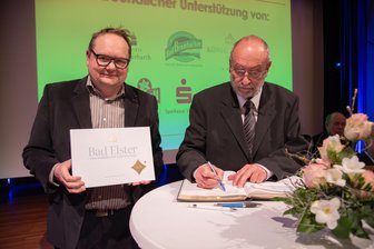 Eintrag ins Goldene Buch: Bad Elster ehrt Chronik-Autoren - Stephan Seitz (links) und Martin Schwarzenberg durften sich für ihre Arbeit an der Jubiläumschronik der Stadt Bad Elster zum Neujahrsempfang in das Goldene Buch der Stadt eintragen.