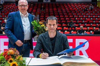Eintrag ins Goldene Buch der Stadt: Torsten Loibl unterschreibt in Spielpause der Niners - Im Beisein von OB Sven Schulze (links) trug sich Torsten Loibl ins Golde Buch ein.