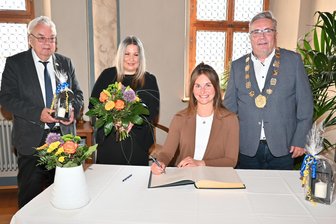 Eintrag ins Goldene Buch: Stadt Annaberg-Buchholz ehrt Julia Taubitz - Rennrodlerin Julia Taubitz hat sich vor Kurzem ins Goldene Buch der Stadt Annaberg eingetragen.