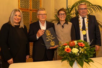 Eintrag ins Goldene Buch: Unternehmer aus dem Erzgebirge mit hoher Auszeichnung gewürdigt - Im Beisein von Bürgermeisterin Anke Hanzlik (l.) und Oberbürgermeister Rolf Schmidt (r.) durfte sich IDT-Gründer Wolfgang Notter ins Goldene Buch der Stadt Annaberg-Buchholz eintragen. Ein Moment, über den sich auch seine Tochter Simone Wilson freute.