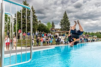 Eintritt für Freibad Hainichen wird teurer: 30 Euro mehr für die Jahreskarte - Im Juni 2022 wurde das für 2 Million Euro sanierte Bad in Hainichen wiedereröffnet. OB Dieter Greysinger zeigte dabei einen Salto.