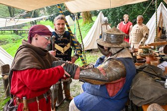 Eintritt, Speisen, Mitmach-Aktionen: Was Besucher des Chemnitzer Mittelaltermarktes in diesem Jahr ausgeben müssen - Sie sorgen beim Mittelaltermarkt an der Burg Rabenstein für das besondere Flair: Als Ritter verkleidete Schausteller, die Schwertkämpfe vorführen. Der Besuch des Marktes ist in diesem Jahr teurer geworden.