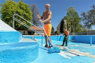 Eintrittspreise in den beiden Freibädern von Steinberg steigen: Warum das so ist - Bademeister Ronald Haller (vorn) und Bauhofmitarbeiter Heiko Stuffler bereiten das Wernesgrüner Freibad auf den Saisonstart im Juni vor. 