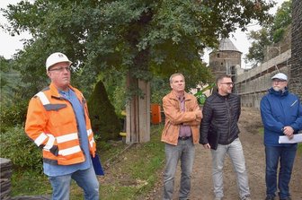 Einweihung der sanierten Burgruine in Elsterberg für Ende Mai geplant - Spesa-Projektleiter Gerald Jech (links) und Bauplaner Thomas Schafferhans (2. von rechts) informierten am Dienstag über den Stand der Sanierung auf der Burgruine Elsterberg. Bei dem Rundgang dabei waren unter anderem der stellvertretende Vorsitzende des Heimatvereins, Klaus Hiemisch, und Bürgermeister Sandro Bauroth (rechts). Im Hintergrund ist die untere Schlossmauer zu sehen, die derzeit noch eingerüstet ist.