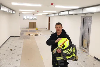 Einweihungsfeier verschoben: Wann wird der Feuerwehr-Anbau in Hohenstein-Ernstthal fertig? - Ortswehrleiter Sven Weinhold in den künftigen Umkleiden der Feuerwehr im neuen Anbau.