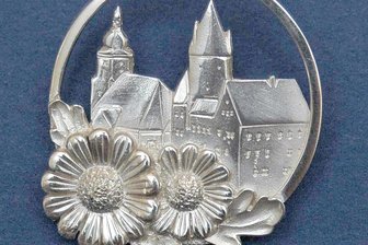 Einwohner der Stadt können bis Ende August Vorschläge einreichen: Wer hat die silberne Ehrennadel Schwarzenberger Edelweiß verdient? - Die Ehrennadel zeigt die Schwarzenberger Wahrzeichen Schloss und Kirche sowie das Schwarzenberger Edelweiß.