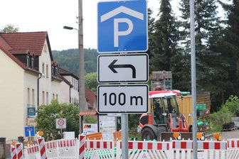 Einwohner von Hohenfichte wundern sich: Wo ist unser Parkhaus? - Rätselraten im Leubsdorfer Ortsteil: Laut Beschilderung gibt es jetzt in Hohenfichte ein Parkhaus.