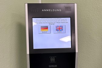 Einwohnermeldeamt in Crimmitschau: Jetzt können Termine zu Hause auf dem Sofa vereinbart werden - Wer online einen Termin fürs Einwohnermeldeamt vereinbart hat, muss sich am Terminal im Wartebereich anmelden.