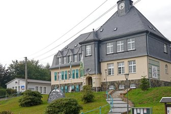 Einwohnermeldeamt soll nach Callenberg zurückkehren - In den Flachbau der Volksbank (links) direkt neben dem Rathaus in Falken soll das Einwohnermeldeamt einziehen.