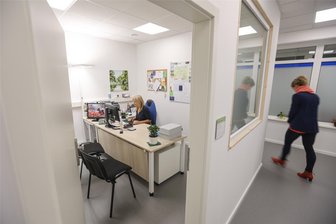 Einwohnermeldeamt von Niederwiesa: So sieht der neue Standort aus - Katja Kupfer und ihre Kollegen haben die neuen Räume im Einwohnermeldeamt von Niederwiesa bezogen.