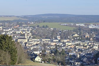 Einwohnertreff: Markneukirchen wertet Bürgerbefragung aus - Ein Panorama-Blick auf Markneukirchen. Am Dienstag ist hier Einwohnerversammlung.
